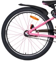 Hinterrad eines pinken Fahrrads mit reflektierendem...