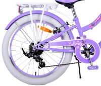 Hübsches lilafarbenes Fahrrad mit praktischem Gepäckträger