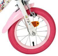 Vorderreifen eines Kinderfahrrads mit pinkem Reifen und bunten Aufklebern