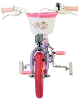 Kinderfahrrad mit pinkem Korb und bunten Reifen in lila und rosa