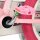 Rosa Fahrradpedal an einem pinken Kinderfahrrad mit Gummireifen