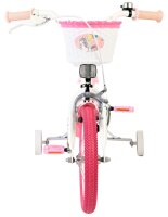 Kinderfahrrad mit pinken Reifen und einem Korb mit Einhorn-Motiv