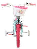 Kinderfahrrad mit pinken Reifen und Korb vorne