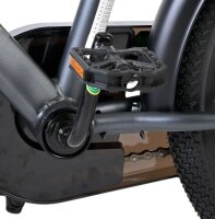 Fahrradpedal und Kurbel mit schwarzem Rahmen und grauer Farbe
