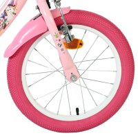 Vorderreifen eines rosa Fahrrads mit bunten Aufklebern und weißer Felge