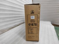 Braune Kartonverpackung mit weißen und bunten Stiften, Produktinformationen sichtbar