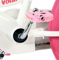 Weißes Fahrrad mit pinkem Pedal und Reifen, Nahaufnahme der Kurbel