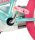Buntes Kinderfahrrad mit pinken Reifen und Pedalen in Pastellfarbe