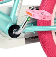 Buntes Kinderfahrrad mit pinken Reifen und Pedalen in Nahaufnahme