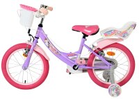 Lila Kinderfahrrad mit pinken Reifen und Korb vorne