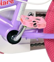 Rosa Fahrradpedal an einem lila Kinderfahrrad mit Gummireifen