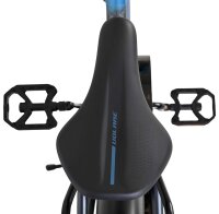 Schwarzer Fahrradsattel mit Pedalen, von oben fotografiert