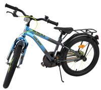 Jungenfahrrad in Blau mit grünen Akzenten und Gepäckträger