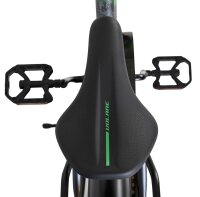 Schwarzer Fahrradsattel mit grünen Akzenten und Pedalen im Hintergrund