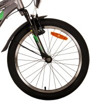 Batteriebetriebene Vorder- und Rücklichter für zusätzliche Sicherheit.