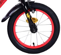 Schönes rotes Cars-Fahrrad mit Flaschenhalter unter dem Sattel