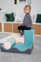 Bunte Schaumstoffbausteine in verschiedenen Formen und Farben für Kinder