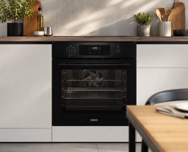 Manolya Zanussi ZOPKA6K2 Einbaubackofen 72 L mit AirFry & Pyrolyse Schwarz
