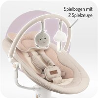 Babyschaukel mit Spielbogen und zwei hängenden Spielzeugen in neutralen Farben