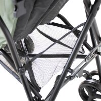 Netzablage unter einem Kinderwagen für zusätzlichen Stauraum
