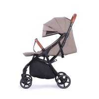 Kompakter Kinderwagen mit braunen Griffen und abnehmbarem Sonnenschutzdach