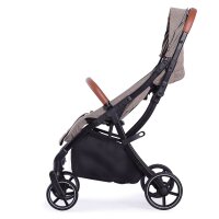 Kompakter Kinderwagen mit braunem Griff und schwarzem Gestell