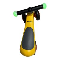Gelber Kinderroller mit grünem Lenker und rutschfester Fußfläche