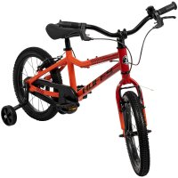 Kinderfahrrad in Orange und Schwarz mit Stützrädern und groben Reifen