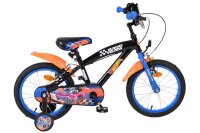Schwarzes Kinderfahrrad mit orangefarbenen und blauen...