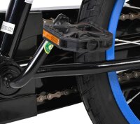 Schwarzes Fahrradpedal mit reflektierenden Elementen und blauen Reifen