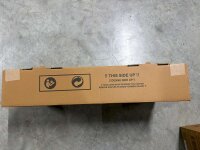 Braune Kartonage mit Warnhinweisen und Anweisungen zur Handhabung