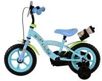 Kinderfahrrad in Blau mit grünen Akzenten und Trinkflasche