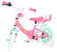 Kinderfahrrad in Pink mit weißen Reifen und Korb vorne