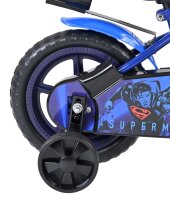 Blaue Kinderfahrrad mit Superman-Motiv und Stützrädern