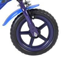 Vorderreifen eines Fahrrads mit blauen Felgen und grobem Profil