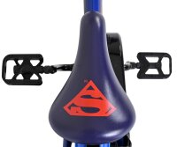 Fahrradsattel in Blau mit rotem Superman-Logo und Pedalen