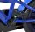 Blaue Fahrradpedale mit schwarzem Rahmen und Kette sichtbar