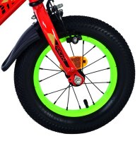 Vorderreifen eines Fahrrads mit leuchtend grünem Felgenrand und schwarzem Reifen