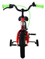 Rotes Kinderfahrrad mit grünen Griffen und Stützrädern