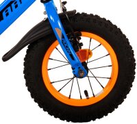 Blaues Kinderfahrrad mit orangefarbenem Reifen und grobem Profil