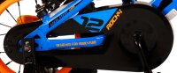 Blaues Kinderfahrrad mit orangefarbenen Reifen und...