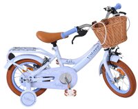 Kinderfahrrad in Blau mit Korb und braunen Reifen