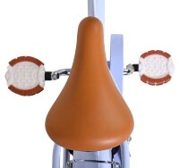 Braunes Fahrradsattel mit weißen Griffen, Blick von oben auf das Fahrrad