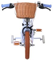 Weißes Kinderfahrrad mit Korb, orangefarbenen Reifen und stabilen Pedalen