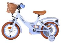 Blaues Kinderfahrrad mit Korb und braunem Sattel