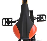Schwarzer Fahrradsattel mit orangefarbenen Akzenten und seitlichen Fußstützen