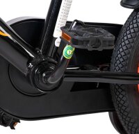 Schwarzes Fahrradpedal mit robustem Reifen und Antriebssystem