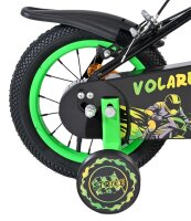 Grünes Kinderfahrrad mit stabilisierenden...