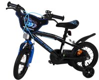 Schwarzes Kinderfahrrad mit blauen Akzenten und Stützrädern