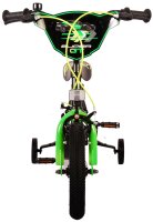 Kinderfahrrad mit grüner Farbe und Stützrädern von vorne betrachtet